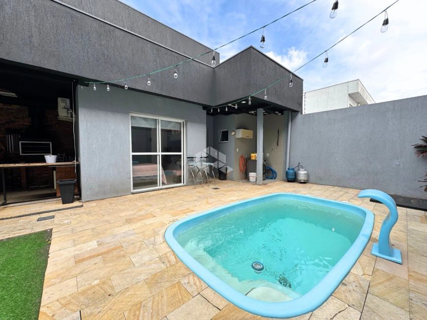 Sobrado semi mobiliado, com 3 dormitórios, sendo duas suítes, 2 banheiros, 200m² privativos, 02 vaga