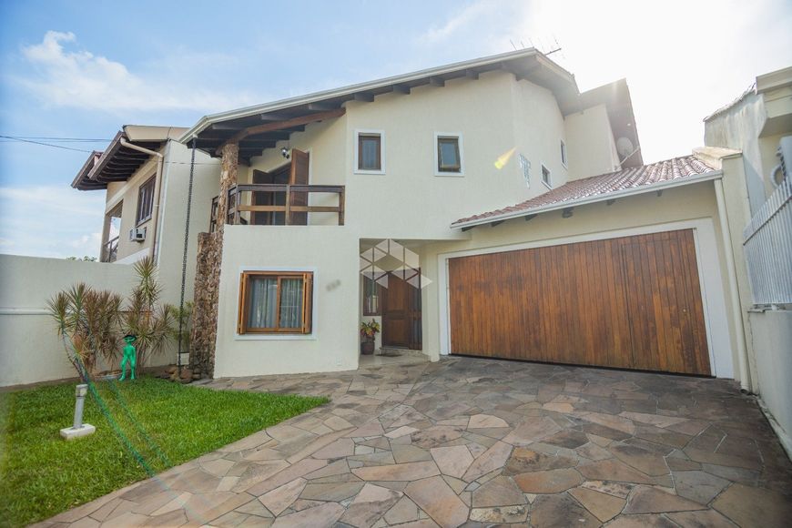 Casa/Sobrado com 228m² 3 dormitórios, 1 suite, sacada, hidro, espaço gourmet e 4 vagas de garagem a