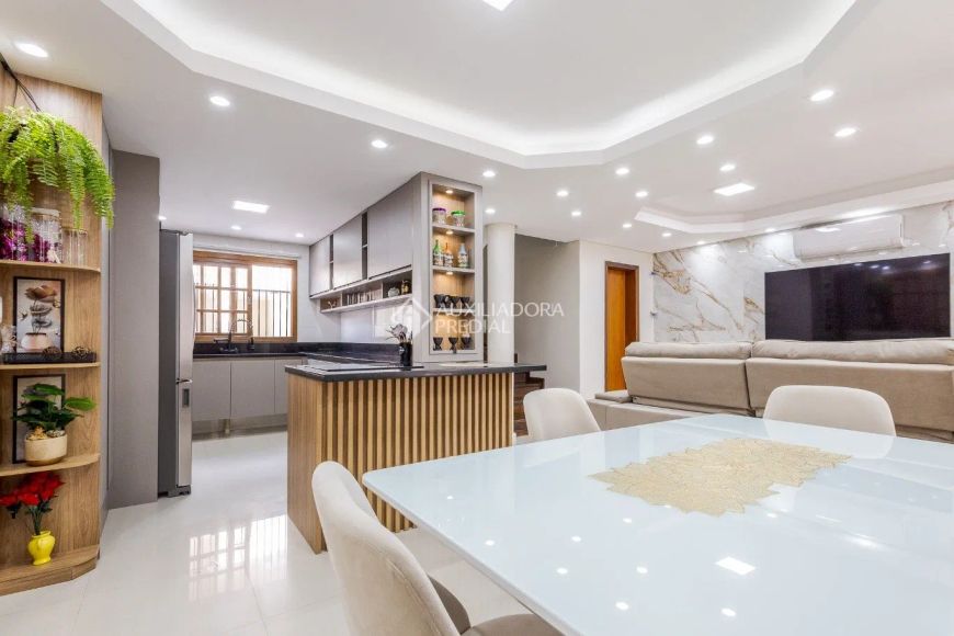 Sua Casa dos Sonhos nas Pitangueiras: Reformada, Mobiliada, com Piscina e Pronta para Morar!