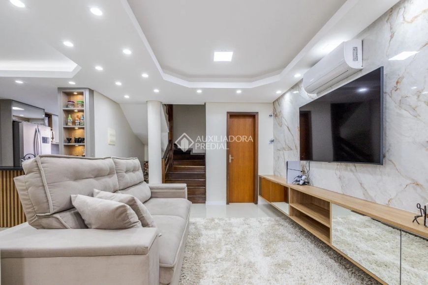 Sua Casa dos Sonhos nas Pitangueiras: Reformada, Mobiliada, com Piscina e Pronta para Morar!