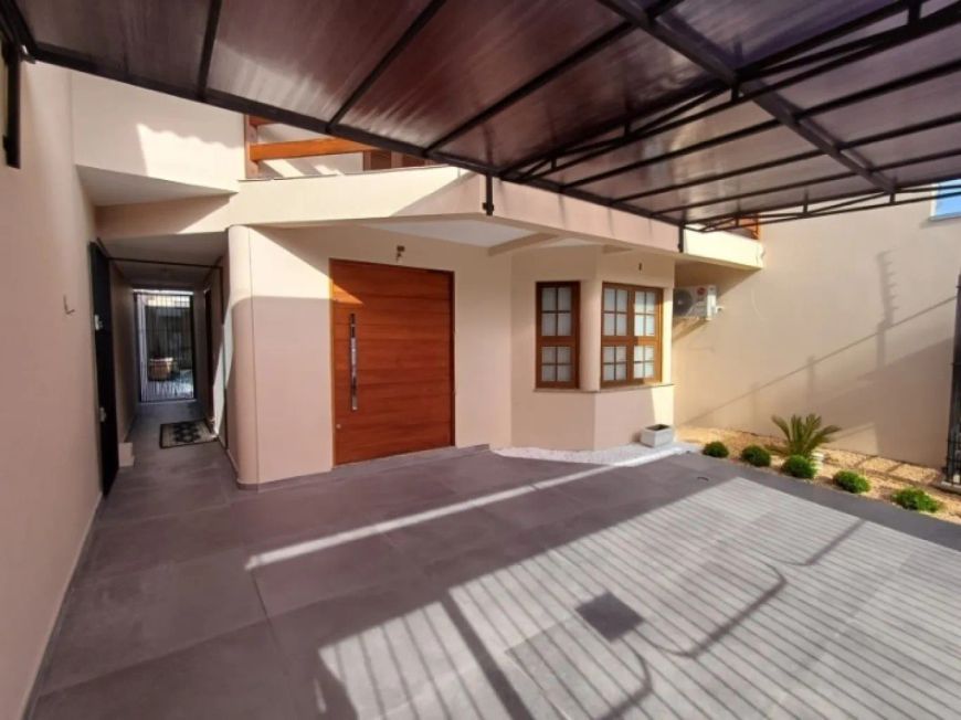 Sua Casa dos Sonhos nas Pitangueiras: Reformada, Mobiliada, com Piscina e Pronta para Morar!