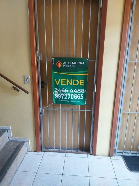 Vende apto de 2 dormitórios semi-mobiliado com vaga rotativa