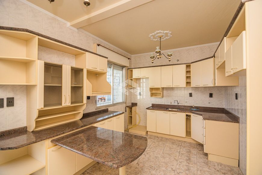 Casa/Sobrado 5 dormitórios com suíte/closet/hidro, pátio à venda no bairro Igara-Canoas