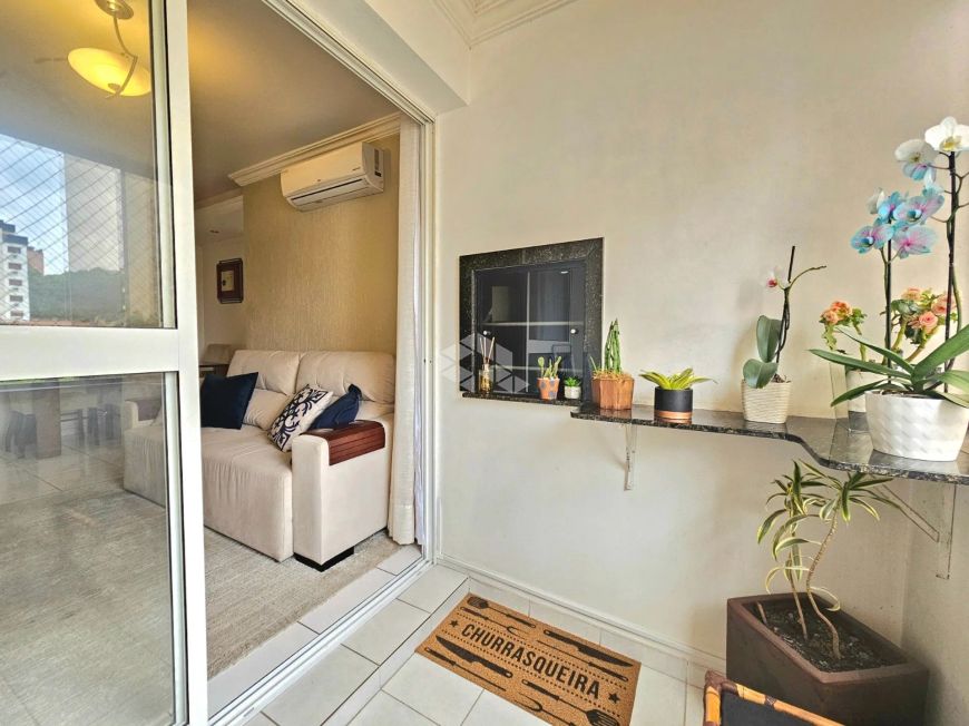 Apartamento 65m² mobiliado com 2 dormitórios, 1 vaga de Garagem, sacada com churrasqueira integrada