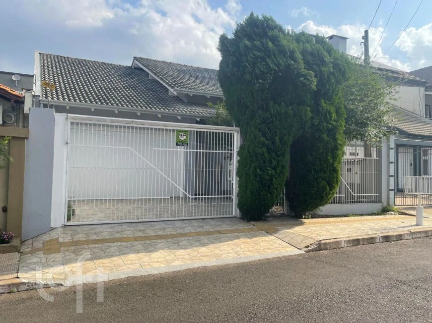 Casa de 2 dormitórios com 2 vagas no Moinhos de Vento em Canoas