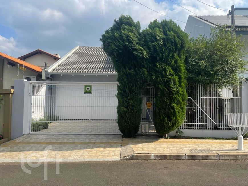 Casa de 2 dormitórios com 2 vagas no Moinhos de Vento em Canoas