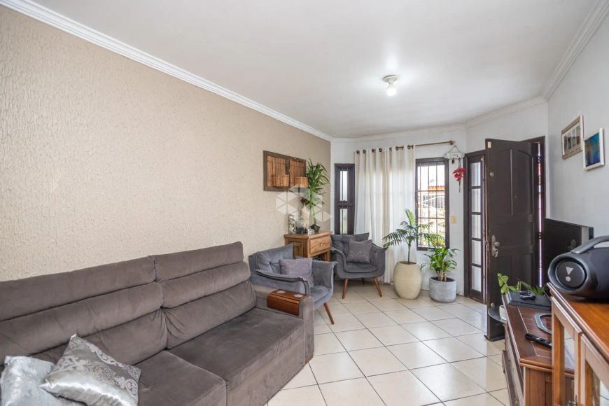 Casa com 3 dormitórios sendo 1 suíte, sala de estar ampla, uma vaga coberta. Aceita financiamento. L
