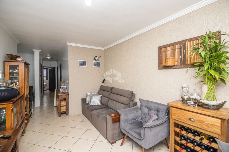 Casa com 3 dormitórios sendo 1 suíte, sala de estar ampla, uma vaga coberta. Aceita financiamento. L