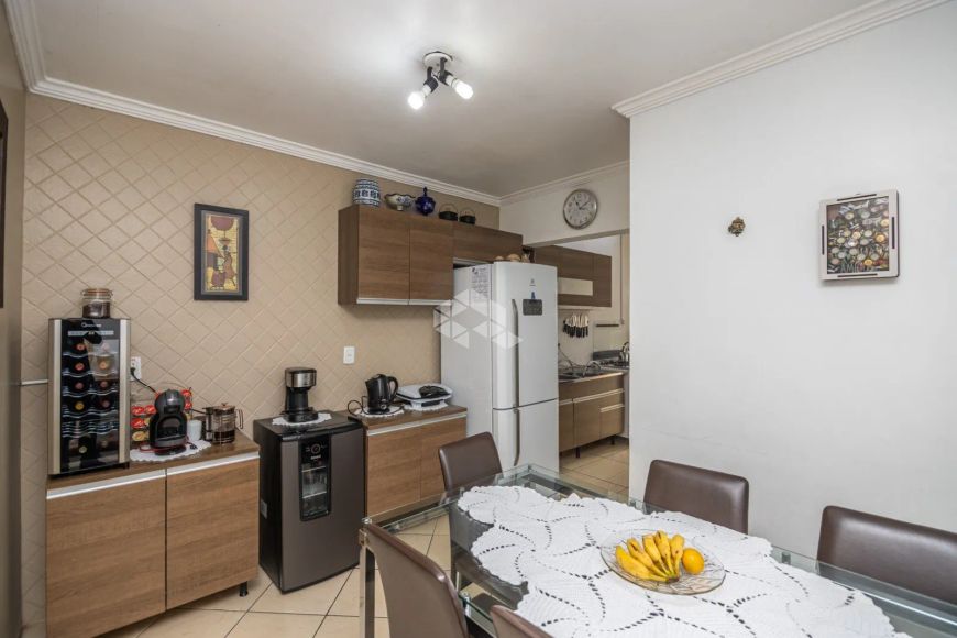 Casa com 3 dormitórios sendo 1 suíte, sala de estar ampla, uma vaga coberta. Aceita financiamento. L