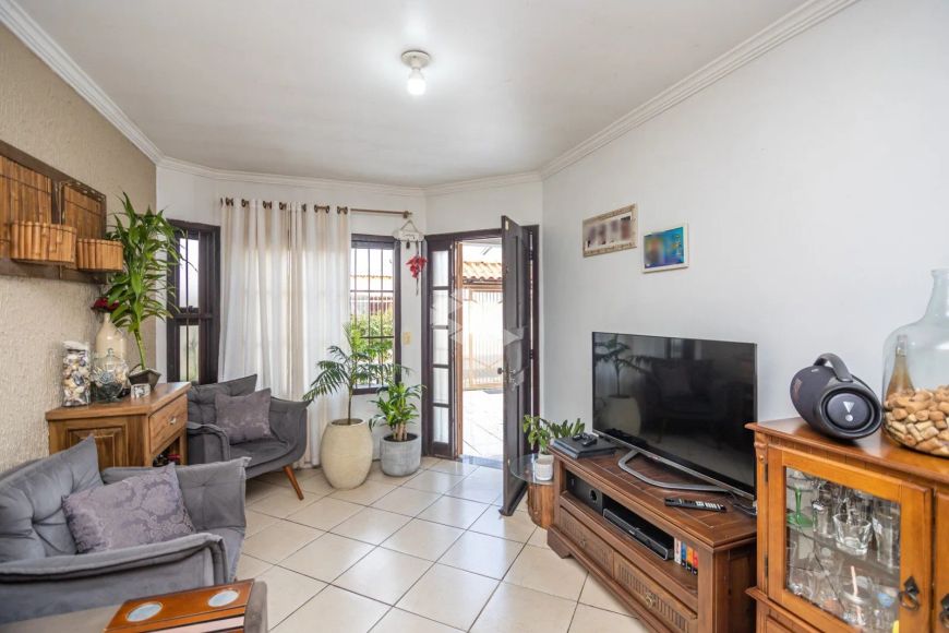 Casa com 3 dormitórios sendo 1 suíte, sala de estar ampla, uma vaga coberta. Aceita financiamento. L
