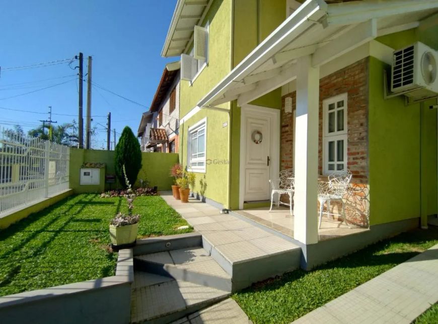 Sobrado à venda em Canoas, Igara - Casa com piscina e churrasqueira REF: G4674