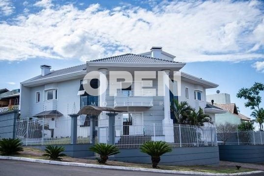 Sobrado para venda possui 340 metros quadrados com 4 quartos em Bela Vista - Canoas - RS