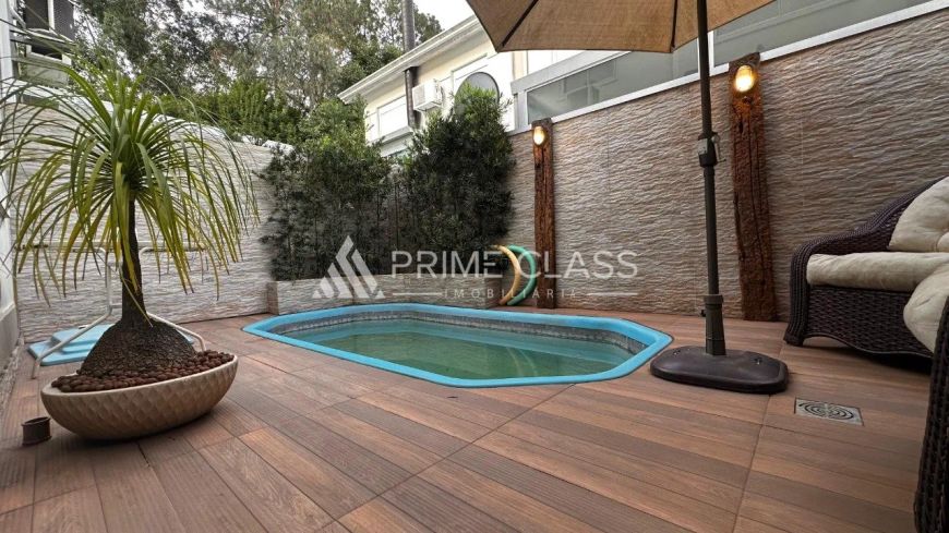Casa Sobrado em Condomínio fechado, 3 Dormitóros 1 suite, pátio com piscina . Á venda no bairro Mare