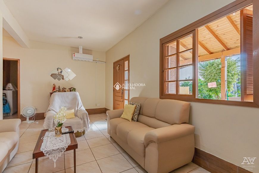 Sobrado possui 240 m², 4 dormitórios e 2 suítes.