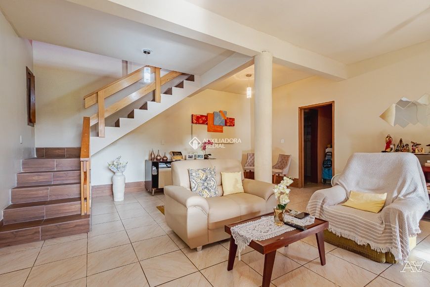 Sobrado possui 240 m², 4 dormitórios e 2 suítes.