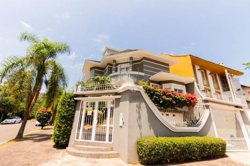 Casa sobrado 4 quartos, 1 suíte, 2 banheiros, sala de estar, sala de jantar, lavabo,pátio com piscin