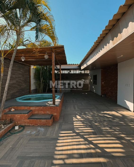 Casa Caminho do Sol, Três quartos, sendo dois suítes, uma com closet