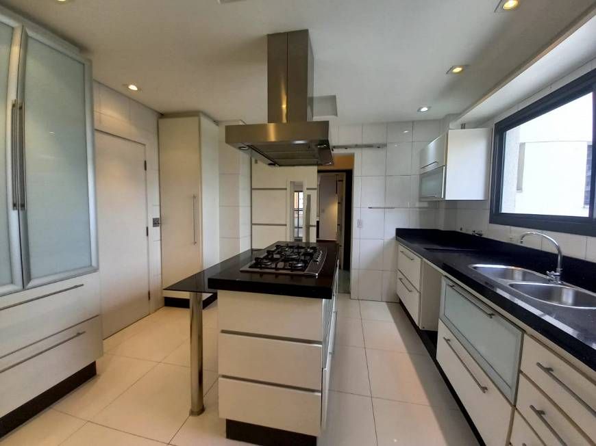Apartamento para venda tem 132 metros quadrados com 3 quartos