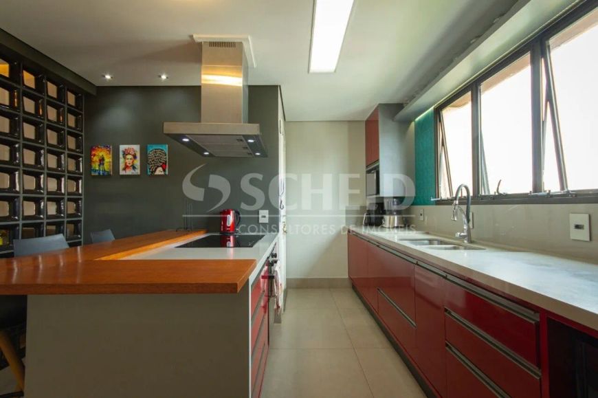 Cobertura no Real Parque, com 198 m²