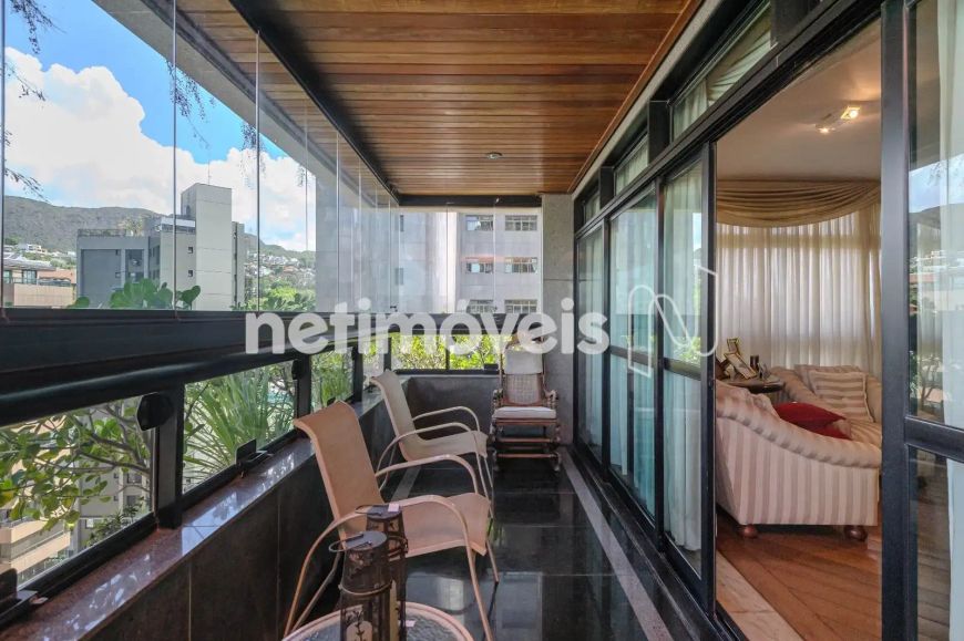Apartamento à venda com 330 m² e 4 dormitórios no bairro Serra. Aproveite!