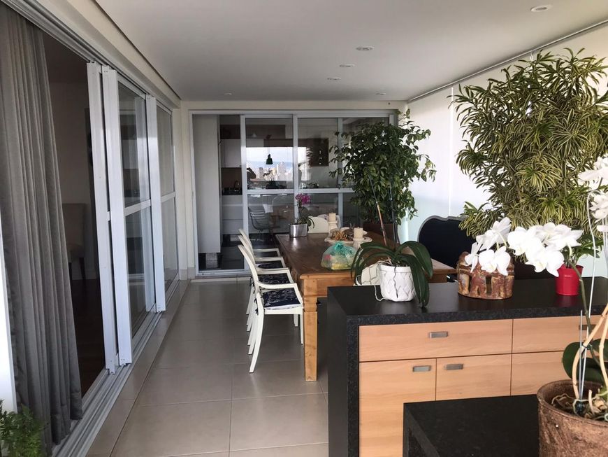 Apartamento para venda tem 250 metros quadrados com 3 quartos