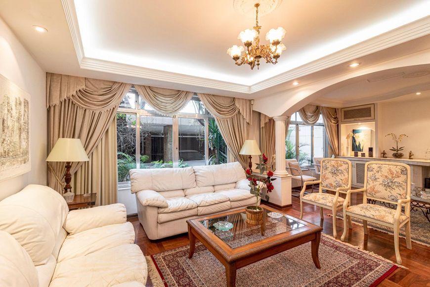 Vende ou aluga casa com 480m², 5 suítes, 6 vagas, piscina e churrasqueira, no Brooklin.