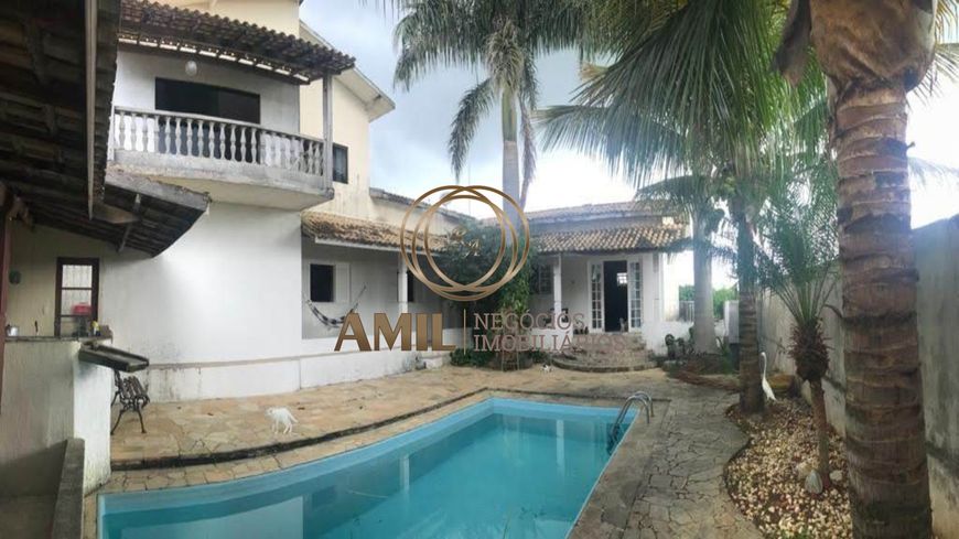 Linda casa com piscina para Venda.