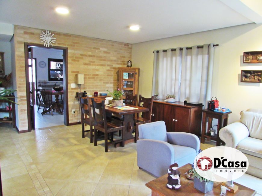 Gracioso sobrado à venda com 4 quartos e área gourmet com piscina, no Taubaté Village, Taubaté-SP.