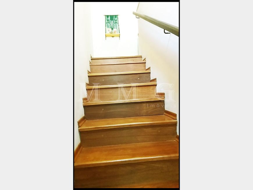 Sobrado com 4 Dorms, 2 vagas em rua particular sem saída.