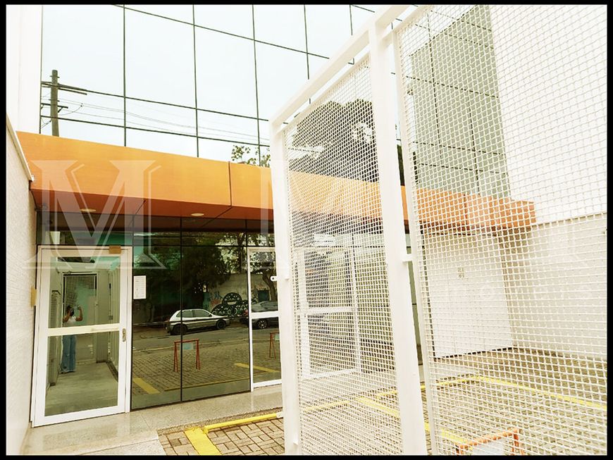 Bem localizado prédio comercial com 9 salas e 20 vagas ao lado do metro Vila Mariana