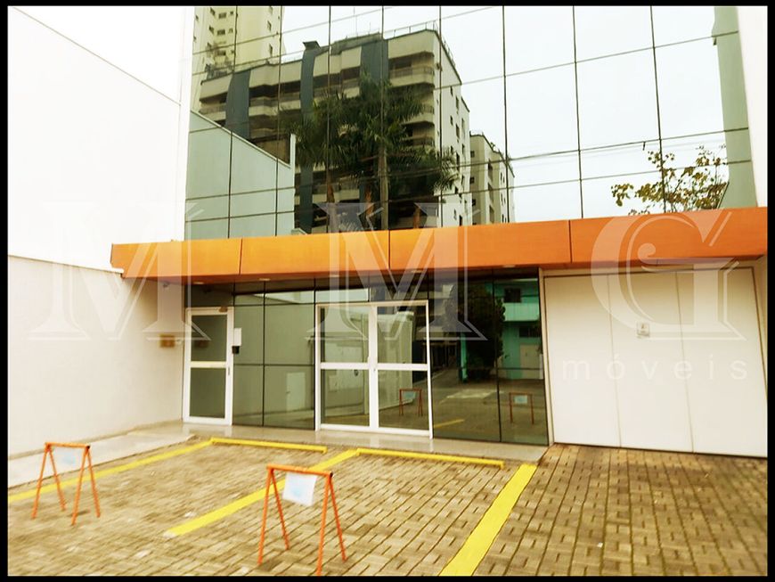Bem localizado prédio comercial com 9 salas e 20 vagas ao lado do metro Vila Mariana