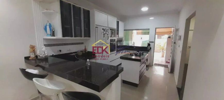 Casa com terreno de 450 m² e 3 dormitórios sendo 1 suíte mais edícula
