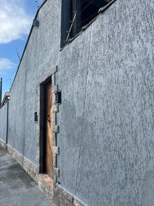 Casa de Esquina com Ponto Comercial - Três Quartos