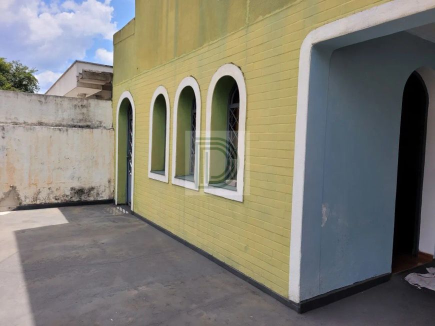 Ótimo imóvel para renda próximo a comércio e transporte.