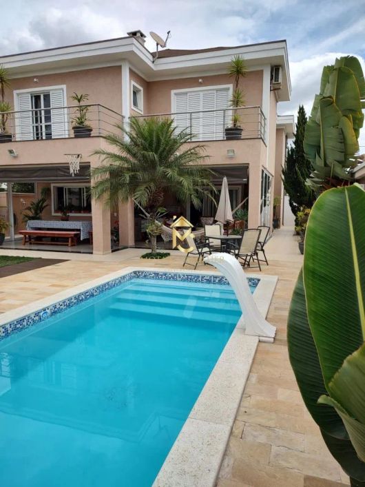 Casa com edícula e piscina no Condomínio Green Park