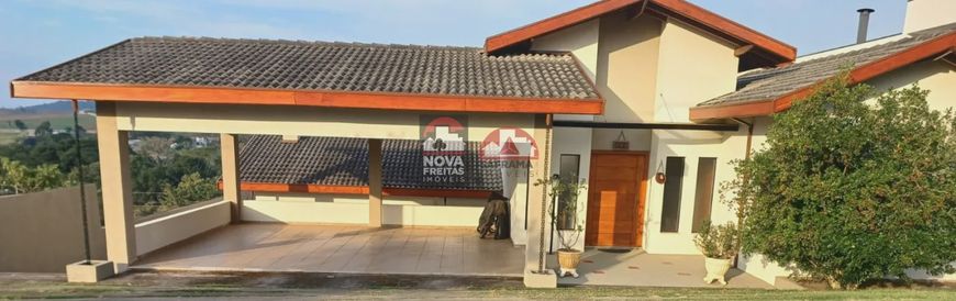 Linda casa assobradada com muito quintal!