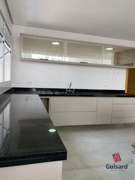 Imóvel para venda possui 360 metros quadrados com 5 quartos