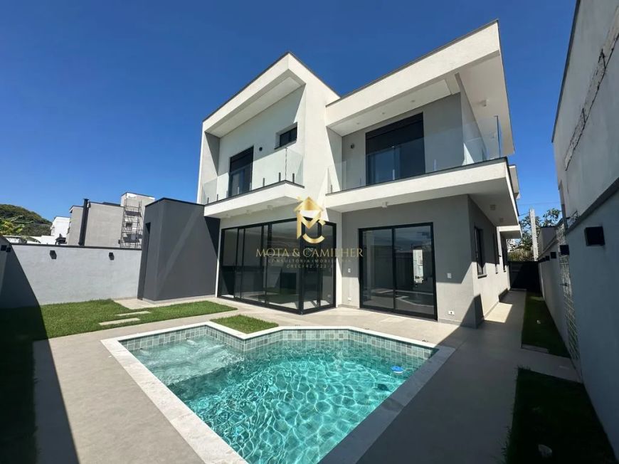 Casa em condomínio com piscina à venda em Taubaté.