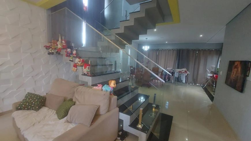 Sobrado para venda possui 350 metros quadrados com 4 quartos em Piracangaguá - Taubaté - SP
