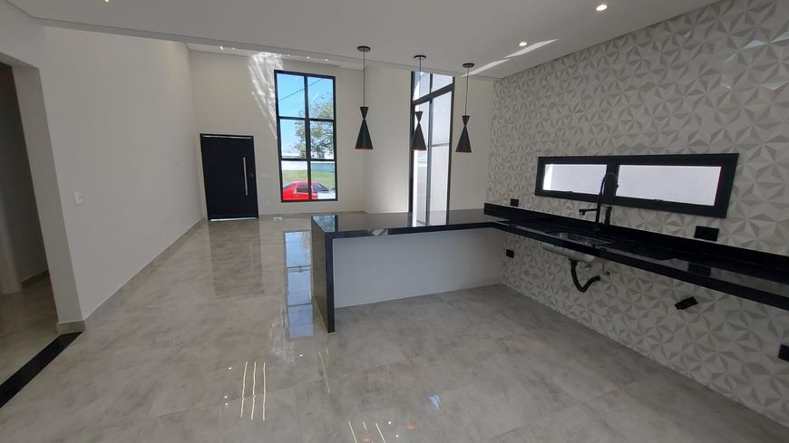 Excelente casa térrea/3 quartos/suite/closet/4 vagas e portaria 24 horas no Condomínio Ouroville !!!