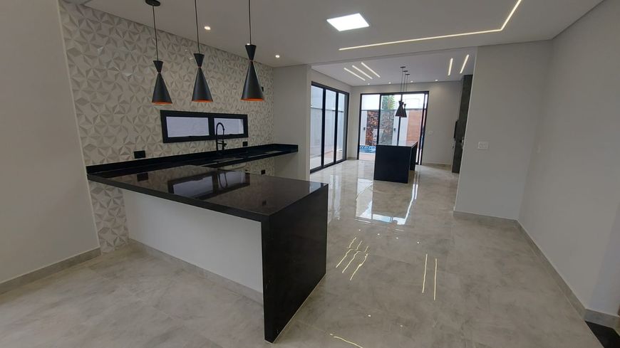 Excelente casa térrea/3 quartos/suite/closet/4 vagas e portaria 24 horas no Condomínio Ouroville !!!