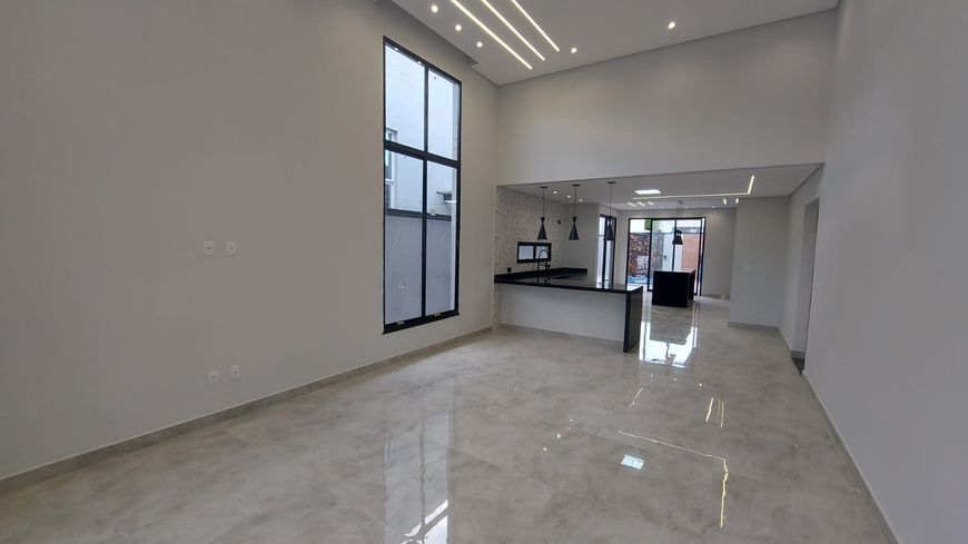 Excelente casa térrea/3 quartos/suite/closet/4 vagas e portaria 24 horas no Condomínio Ouroville !!!