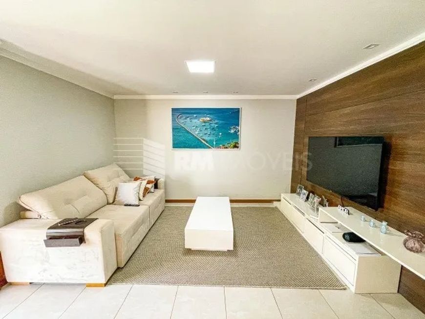 Casa em condomínio com 4 dormitórios e portaria 24h.