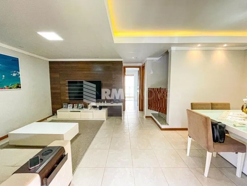 Casa em condomínio com 4 dormitórios e portaria 24h.