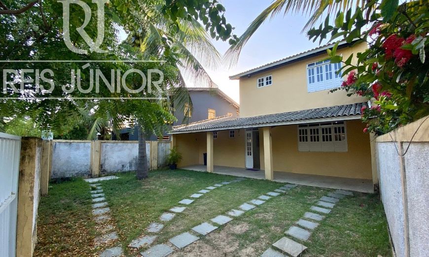 Casa com piscina, a 70 m da Praia.