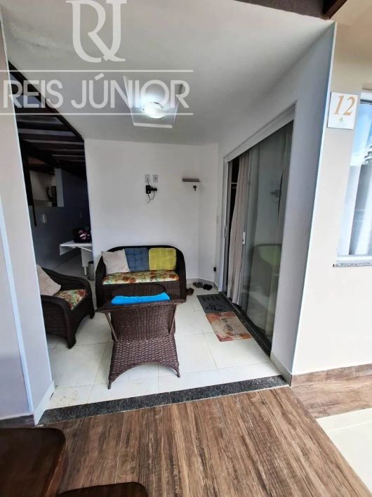 Duplex, com 4 quartos e energia solar.