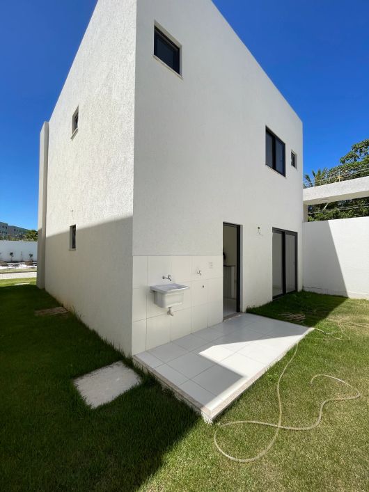 Casa duplex com 4 Suítes, nascente, em condomínio fechado com infraestrutura completa