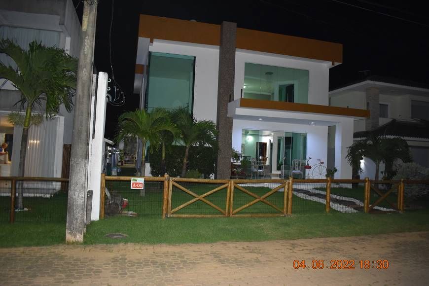 EXCELENTE CASA DUPLEX 3 SUÍTES COM ÁREA GOURMET PRIVATIVA EM ABRANTES