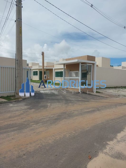 Casa em Condomínio à Venda em Nova Abrantes, Camaçari-BA: 2 quartos, 1 suíte, 1 sala, 2 banheiros, 2