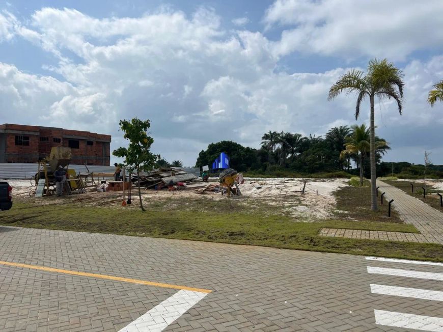 TERRENO À VENDA ALPHAVILLE GUARAJUBA R$ 820.000,00 LOTE PLANO COM 850 M²!